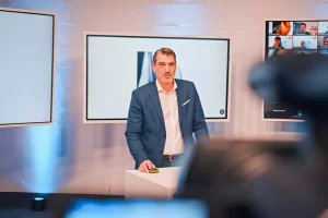 Closeup auf Redner im Studio während der Aufnahme eines Onlinekurses