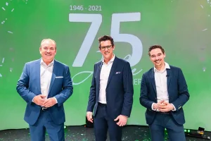 Kundenzufriedenheit Präsentation Mitarbeiter vor Leinwand