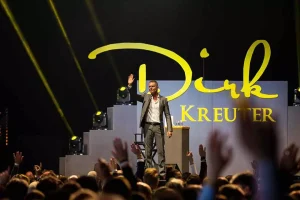 Dirk Kreuter auf Bühne vor Publikum