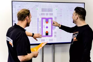 GO4IT Mitarbeiter am Bildschirm planen Veranstaltung