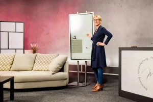 Presenter 101, Frau hält Präsentation an Whiteboard