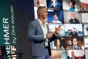 Dirk Kreuter spricht während Digitalevent