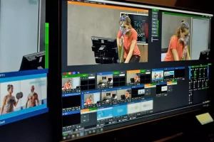 Closeup auf einen Bildschirm während der Produktion eines Digitalevents