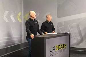 Presenter bereiten sich auf Präesntation im Studio4.DIGITAL am Pult vor