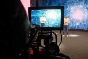 Blick hinter die Kamera während eiens Drehs im Studio4.DIGITAL