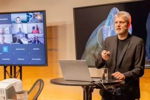 Redner am Pult während Onlinekonferenz