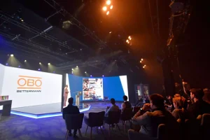 Blick auf die Bühne während eines Events