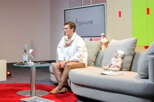 Lockere Studiosituation mit Sofa und Loungebereich