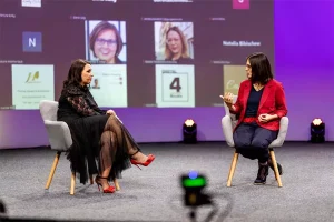 Angela Thomas im Dialog während einer digitalen Konferenz im Studio4.DIGITAL