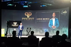 Chris Mewes auf der Bühne während einer digitalen Konferenz im Studio4.DIGITAL