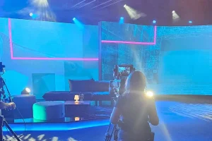 Behind the Scenes beim Community Event im Studio4.DIGITAL Kamerfrau filmt Setup