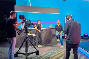 Frauen vor der Kamera während der Aufnahme eines Events