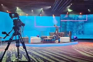 Ladys day Blick hinter die Kamera in einem Aufnahmestudio