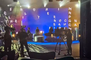 Ladys Day Frauen schauen in ein Produktionsstudio