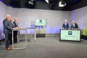 Pressekonferenz Männer reden an Pult