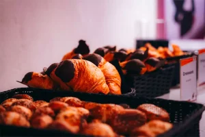Closeup auf Buffet während eines Events Croissants und Gebäck