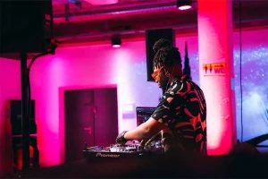 DJ legt auf während einem Rundum-Sorglos-Event im Studio4.DIGITAL