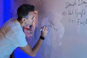 Daniel Garofoli schreibt an Whiteboard