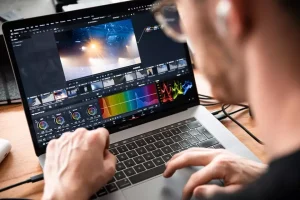 Mitarbeiter am PC in der Postproduktion einer Veranstaltung