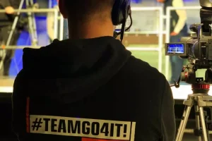 Closeup Produktionsmitarbeiter hinter Kamera während eines Drehs