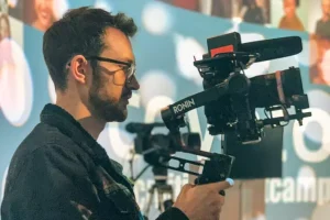 Kameramann mit Videokamera während Produktion