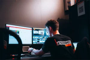 Regie Mitarbeiter arbeitet am PC während der Aufnahme eines Events