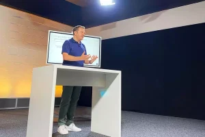 Rene Grendel hält Talk an Pult