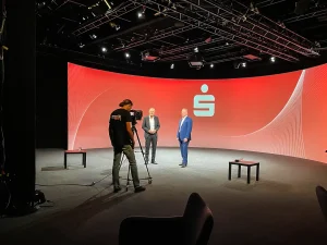 Dreh der Sparkasse im Studio.Dubai von GO4IT