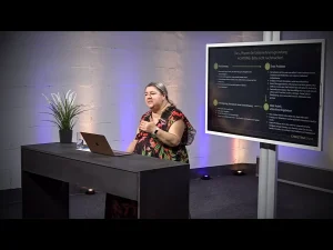 Frau während Videodreh im Studio.Sydney im Studio4.DIGITAL von GO4IT