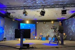 Blick hinter die Kamera während Talk auf einer Bühne