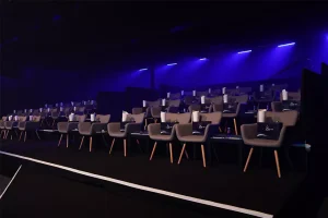 Blick auf leere Tribüne im Studio4.DIGITAL