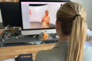 Mitarbeiterin von GO4IT während dem DIigtal Onboarding vorm PC