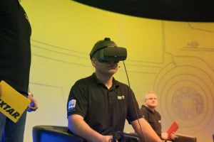 Europart Textar Veranstaltung Mitarbeiter testet VR Brille Closeup