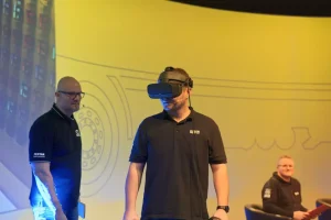Mitarbeiter mit VR Brille bei Europart Event