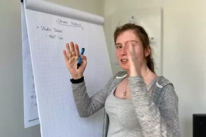 Mitarbeiter Onboarding Mitarbeiterin an Board