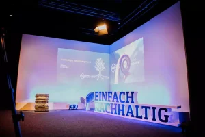 Ruhrzinn Webinar im Studio4.DIGITAL Closeup der Bühne Einfach Nachhaltig Slogan