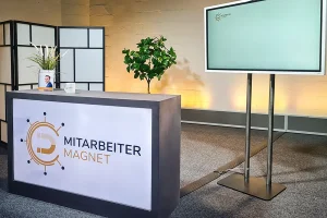 Studio Sydney eingerichtet mit Bildschirm und Pult